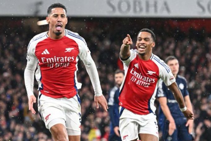 Pemain Arsenal William Saliba (kiri) berselebrasi setelah mencetak gol di menit ke-73 ke gawang Manchester United dalam pertandingan pekan ke-14 Liga Inggris di Stadion Emirates, London, Kamis (5/12/2024).