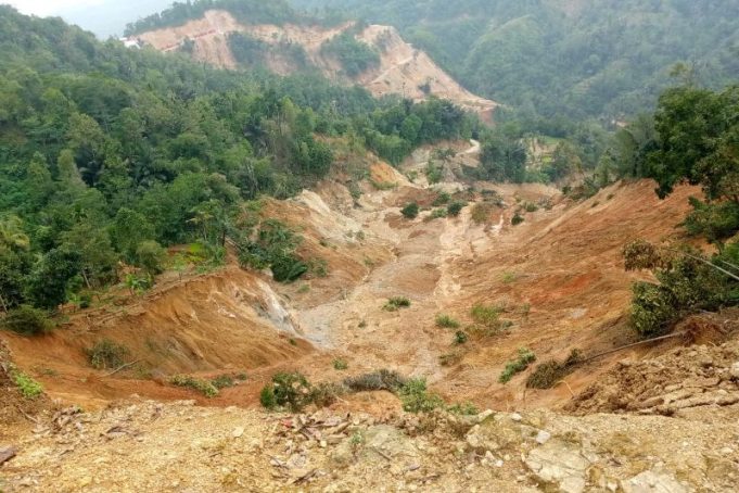 Daerah perbukitan di Kabupaten Lebak yang terdapat pemukiman masyarakat berpotensi terjadi longsor dan pergerakan tanah.