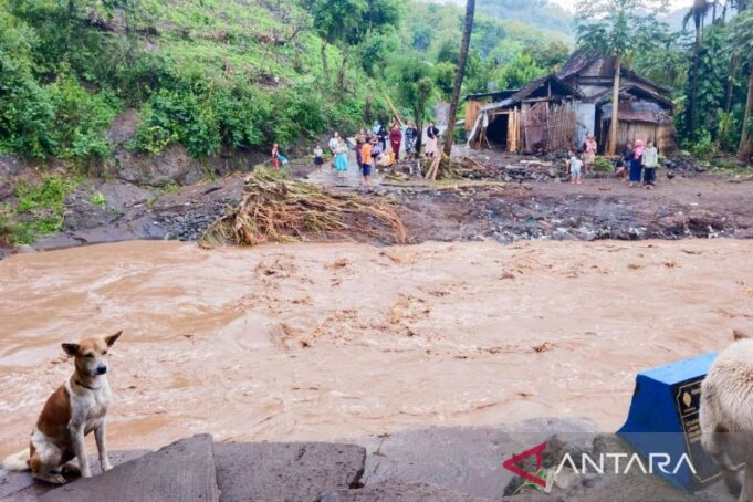 Jembatan antar-dusun di Desa Tambak Ukir, Kecamatan Kendit, Situbondo, Jatim, terhanyut banjir.