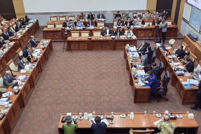 Rapat perdana Komisi I DPR RI dengan Menteri Luar Negeri (Menlu) RI Sugiono di Kompleks Parlemen, Senayan, Jakarta, Senin (2/12/2024).