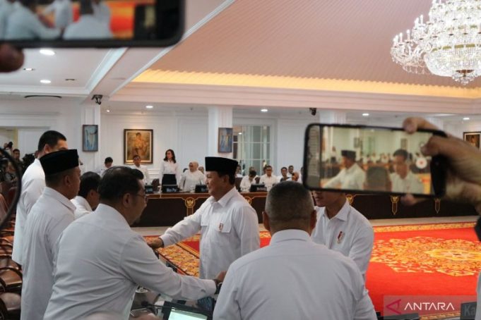 Presiden Prabowo menyalami seluruh menteri kabinet sebelum memulai Sidang Kabinet Paripurna, di Ruang Sidang Kabinet, Istana Kepresidenan, Jakarta, Senin (2/12/2024).