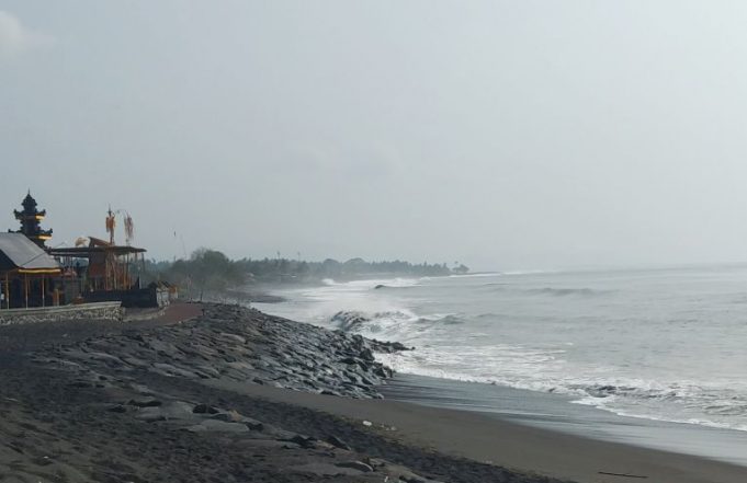 Ombak tinggi menerjang Pantai Rangkan, Kabupaten Gianyar, Bali