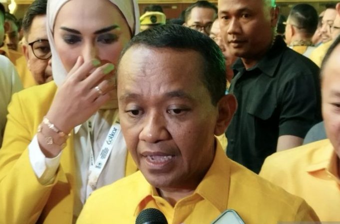 Ketua Umum Partai Golkar Bahlil Lahadalia usai berpidato dalam acara Bimbingan Teknis (Bimtek) Anggota DPR RI dan DPRD Fraksi Partai Golkar (FPG) Periode 2024-2029 Seluruh Indonesia di Jakarta, Rabu (11/12/2024).