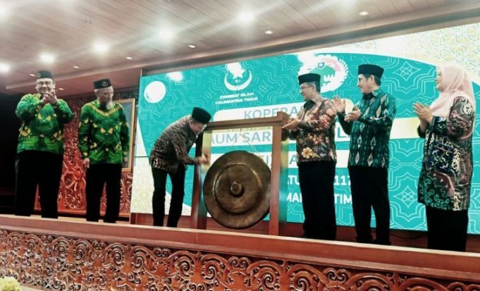 Wakil Menteri Koperasi Ferry Juliantono saat meluncurkan Koperasi Kaum Syarikat Islam, dihadiri Mantan Ketua MK sekaligus Ketua Umum Syarikat Islam Hamdan Zoelva, Pj Gubernur Kaltim Akmal Malik, dan Kepala Disperindagkop Kaltim Heni Purwaningsih, digelar di Kantor Gubernur Kaltim, Samarinda, Minggu (15/12/2024) Wakil Menteri Koperasi Ferry Juliantono saat meluncurkan Koperasi Kaum Syarikat Islam, dihadiri Mantan Ketua MK sekaligus Ketua Umum Syarikat Islam Hamdan Zoelva, Pj Gubernur Kaltim Akmal Malik, dan Kepala Disperindagkop Kaltim Heni Purwaningsih, digelar di Kantor Gubernur Kaltim, Samarinda, Minggu (15/12/2024)