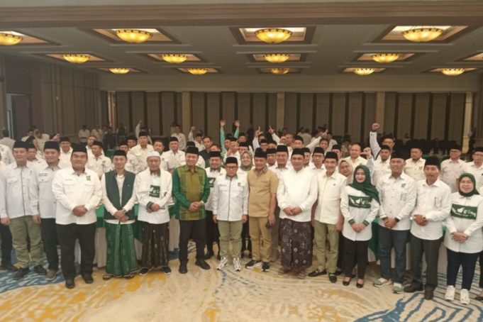 Ketua Umum PKB Muhaimin Iskandar bersama para kader pemenang Pilkada 2024 di Jateng di Semarang, Minggu (15/12/2024)