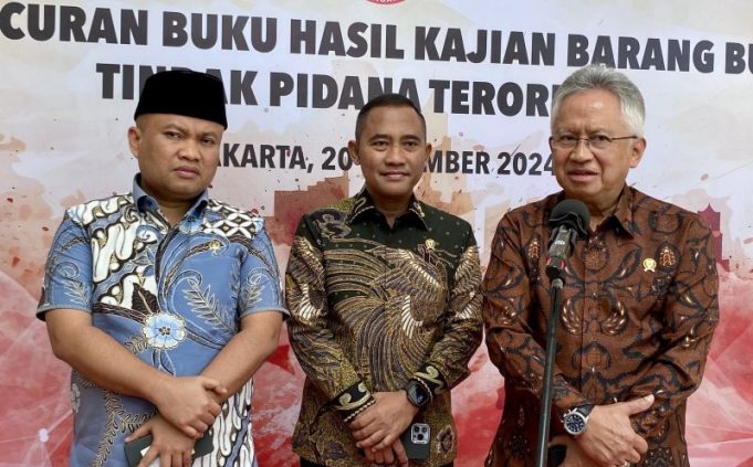 Menteri Pendidikan Tinggi, Sains, dan Teknologi (Mendiktisaintek) Satryo Soemantri Brodjonegoro (kanan) ditemui usai acara peluncuran buku seri "Tercerahkan dalam Kedamaian" di Jakarta, Jumat (20/12/2024).