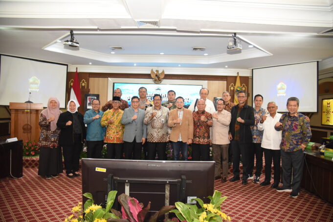 Ketua_Baleg_DPR_RI__Bob_Hasan__dalam_foto_bersama_usai_Sosialisasi_Program_Legislasi_Nasional_(Prole20241230105714