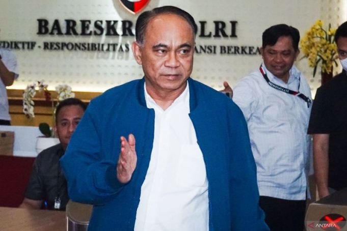 Eka Menteri Komunikasi dan Informasi (Menkominfo) yang kini merupakan Menteri Koperasi Budi Arie Setiadi berjalan keluar dari Gedung Awaloedin Djamin usai menjalani pemeriksaan di Bareskrim Polri, Jakarta, Kamis (19/12/2024).