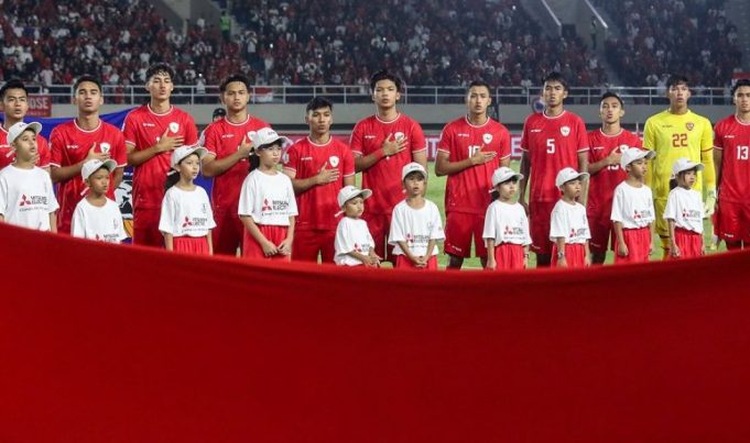 Pesepak bola Timnas Indonesia menyanyikan lagu Indonesia Raya sebelum bertanding melawan Timnas Laos saat pertandingan Grup B ASEAN Cup 2024 di Stadion Manahan, Solo, Jawa Tengah, Kamis (12/12/2024).