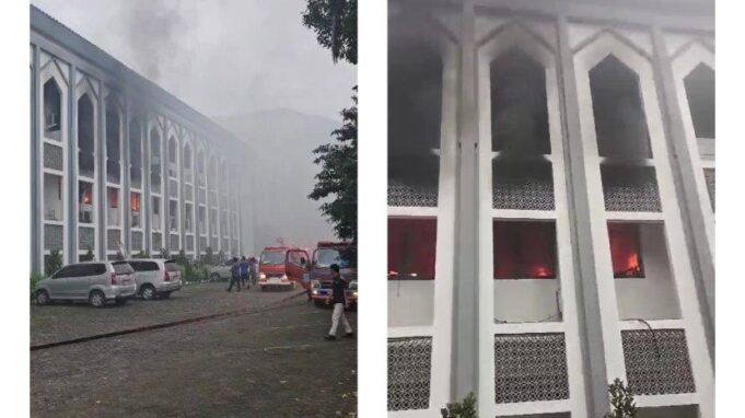 Pemadaman api yang membakar gedung UI Jakarta, Senin (30/12) pagi.