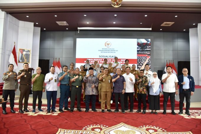 Wakil_Ketua_Baleg_DPR_RI__Sturman_Panjaitan__dalam_foto_bersama_usai_sosialisasi_Prolegnas_RUU_Prior20241223145250