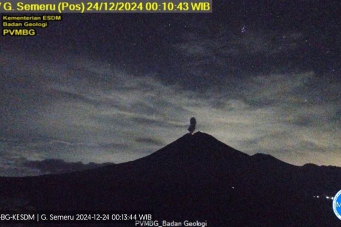 Gunung Semeru erupsi disertai letusan setinggi 900 meter di atas puncak pada Selasa (24/12/2024) pukul 00.09 WIB.