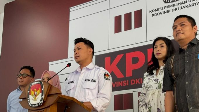 Ketua Divisi Data dan Informasi KPU DKI Jakarta Fahmi Zikrillah (tengah) saat memberikan keterangan pers pada awak media terkait Pilkada Jakarta 2024 di Gedung KPU DKI Jakarta, Salemba, Jakarta Pusat