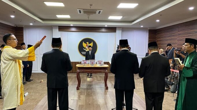 Tiga anggota Majelis Kehormatan Mahkamah Konstitusi (MKMK) masa jabatan tahun 2025 mengucap sumpah di hadapan Ketua Mahkamah Konstitusi Suhartoyo di aula lantai dasar Gedung II MK, Jakarta, Kamis (2/1/2025).