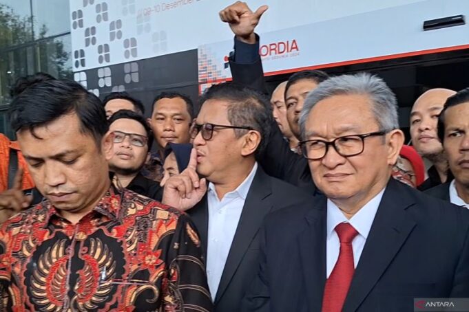 Sekretaris Jenderal PDI Perjuangan Hasto Kristiyanto (HK) meninggalkan Gedung Merah Putih KPK usai untuk diperiksa sebagai tersangka kasus dugaan suap dan perintangan penyidikan, Senin (13/1/2024).