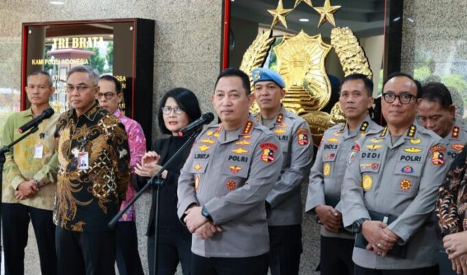 Kapolri Jenderal Pol. Listyo Sigit Prabowo (tengah) dan Ketua KPK Setyo Budiyanto (kiri) berbicara dengan awak media di Gedung Rupattama Mabes Polri, Jakarta, Rabu (8/1/2025).