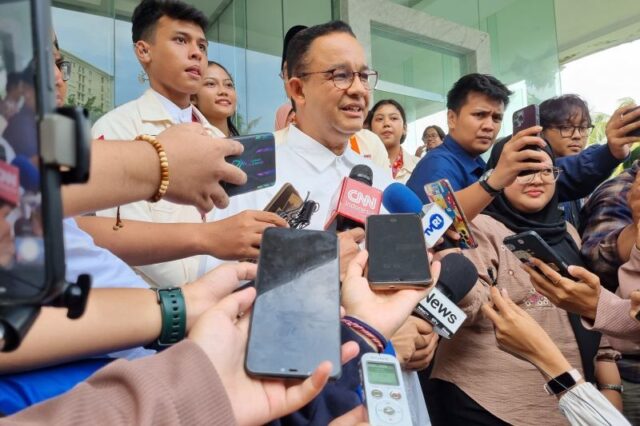 Mantan Gubernur DKI Jakarta Anies Baswedan saat wawancara doorstop di sela-sela acara talkshow Belfos 4.0 bertajuk "Kepemimpinan Revolusioner di Tengah Globalisasi", di Jakarta, Sabtu (11/1/2025). Mantan Gubernur DKI Jakarta Anies Baswedan saat wawancara doorstop di sela-sela acara talkshow Belfos 4.0 bertajuk "Kepemimpinan Revolusioner di Tengah Globalisasi", di Jakarta, Sabtu (11/1/2025).