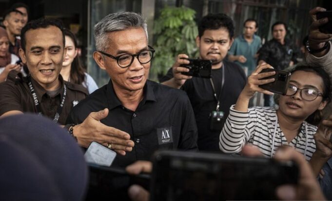 Mantan anggota KPU Wahyu Setiawan (tengah) berjalan keluar usai menjalani pemeriksaan di Gedung KPK, Jakarta