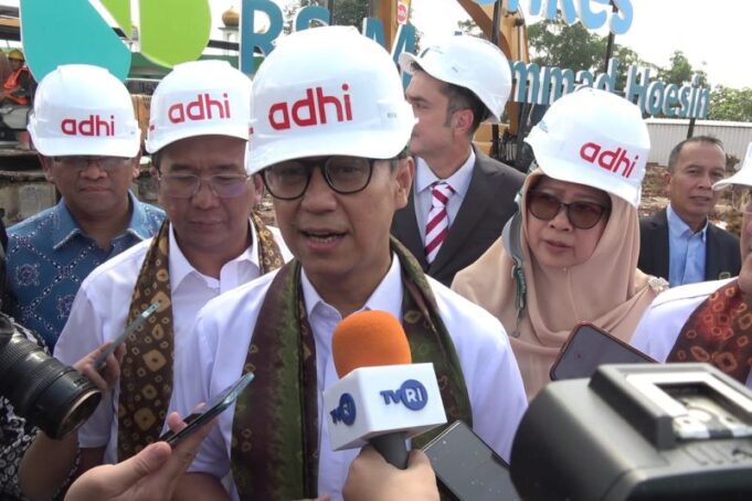 Menteri Kesehatan, Budi Gunadi saat diwawancarai usai kunjungan kerja di Rumah Sakit Mohammad Hoesin (RSMH) Palembang, Rabu (8/1/2025).