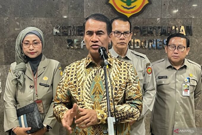 Menteri Pertanian Andi Amran Sulaiman (kedua kiri) di Jakarta, Kamis (9/1/2025).