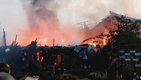 Sejumlah warga menyaksikan proses pendinginan pascakebakaran oleh petugas pemadam kebakaran di permukiman padat peduduk kawasan Mangga Dua Selatan, Sawah Besar, Jakarta Sejumlah warga menyaksikan proses pendinginan pascakebakaran oleh petugas pemadam kebakaran di permukiman padat peduduk kawasan Mangga Dua Selatan, Sawah Besar, Jakarta