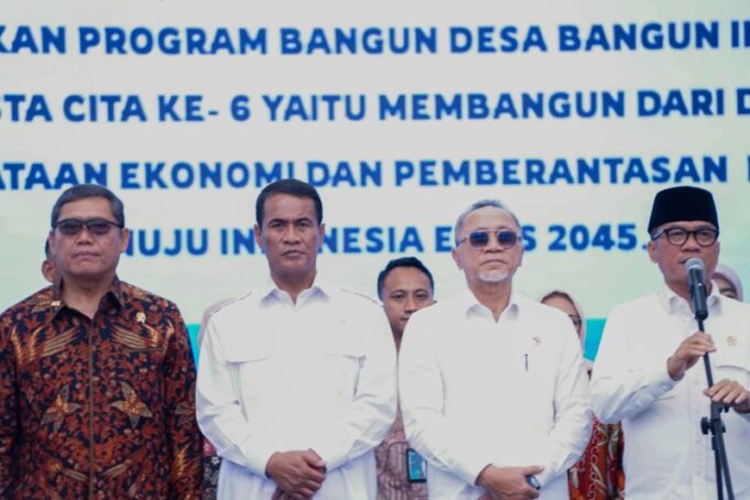 Menteri Pertanian Andi Amran Sulaiman (kedua kiri), Menteri Koordinator Bidang Pangan Zulkifli Hasan (kedua kanan), Menteri Desa dan Pembangunan Daerah Tertinggal Yandri Susanto (kanan) pada kick off peringatan Hari Desa yang digelar perdana di Lapangan Desa Cisaat, Kecamatan Ciater, Kabupaten Subang, Jawa Barat, Selasa (14/1/2025).