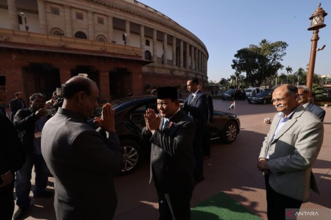 Presiden RI Prabowo Subianto (tengah) berkunjung ke Gedung Parlemen India di New Delhi, India, Sabtu (25/1/2025), pada sela-sela agenda kenegaraan Presiden di Delhi pada 23–26 Januari 2025.
