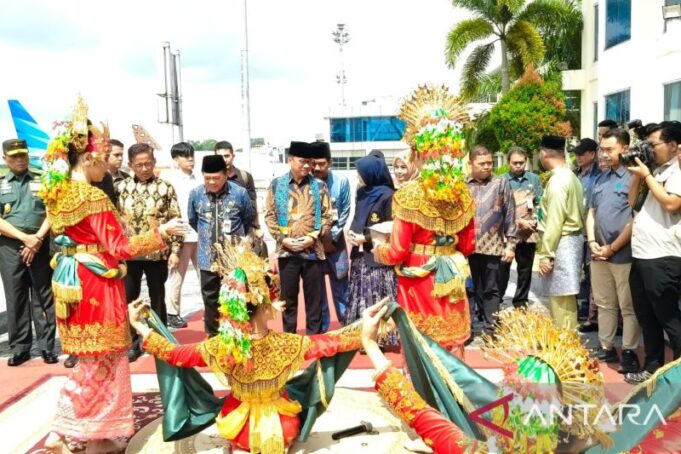 Menteri Desa dan Pembangunan Daerah Tertinggal (PDT) saat tiba di Jambi disambut Gubernur Al Haris.