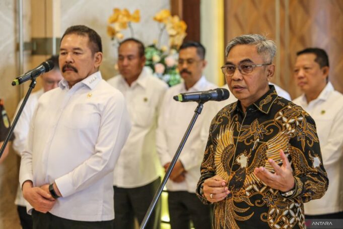 Jaksa Agung Sanitiar Burhanuddin (kiri) bersama Ketua KPK Setyo Budiyanto (kanan) menyampaikan keterangan usai pertemuan di Kejaksaan Agung, Jakarta, Rabu (8/1/2025).