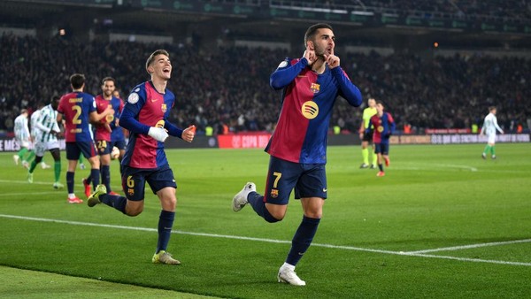 Striker Barcelona Ferran Tores melakukan selebrasi usai bobol gawang Real Betis di ajang piala Copa Del Rey