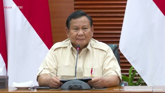 Presiden Prabowo Subianto melambaikan tangan usai menyampaikan keterangan pers terkait kenaikan tarif Pajak Pertambahan Nilai (PPN) di Kantor Kementerian Keuangan, Jakarta, Selasa (31/12/2024).