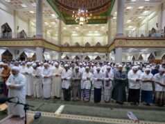 Cahaya Salat dan Jalan Menuju Kedekatan Hakiki dengan Allah Ilustrasi - Masyarakat melaksanakan sholat Tarawih di mesjid