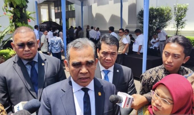 Sekretaris Jenderal DPP Partai Gerindra Ahmad Muzani menjawab pertanyaan wartawan saat dia ditemui di Kompleks Istana Kepresidenan, Jakarta, Senin (24/2/2025).