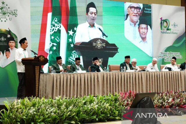 Sekretaris Komisi Bahtsul Masail Qanuniyah Idris Masudi dalam sidang pleno komisi pada Musyawarah Nasional Alim Ulama NU di Jakarta, Kamis (6/2/2025