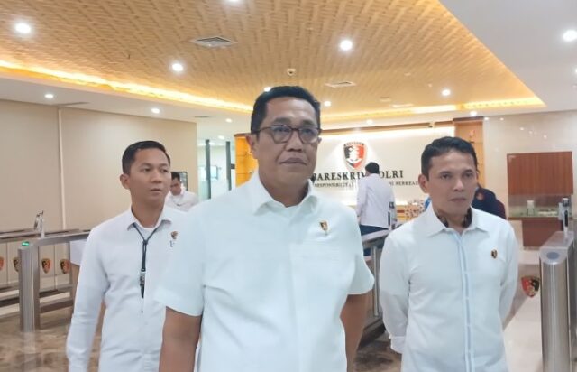 Direktur Tindak Pidana Umum (Dirtipidum) Bareskrim Polri Brigjen Pol. Djuhandhani Rahardjo Puro (tengah) memberikan keterangan kepada awak media di Gedung Bareskrim Polri, Jakarta, Senin (10/2/2025).