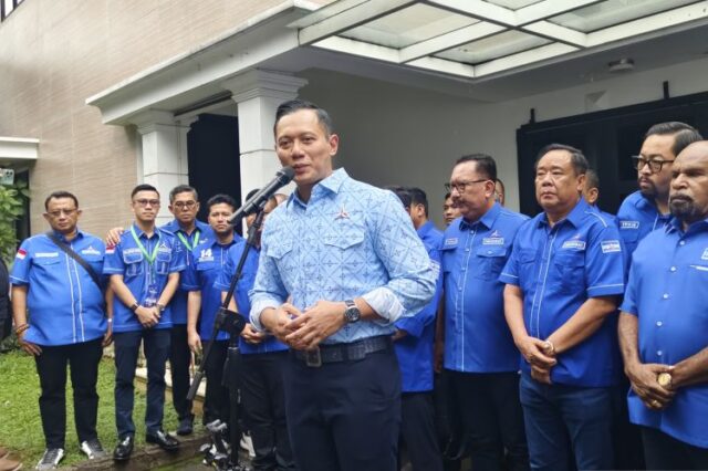 Ketua Umum Partai Demokrat Agus Harimurti Yudhoyono (AHY) berbicara dengan awak media usai menggelar silaturahmi dengan 38 Ketua DPD Partai Demokrat di kediamannya di kawasan Kebayoran Baru, Jakarta Selatan, Minggu (23/2/2025).