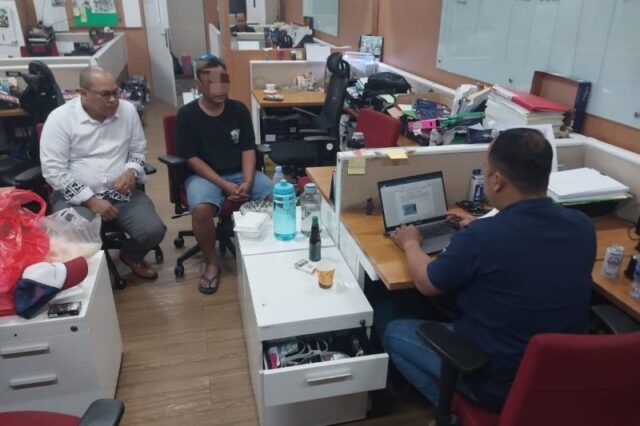 Penyidik memeriksa salah satu tersangka kasus tindak pidana perdagangan orang (TPPO) jaringan internasional yang mengirimkan pekerja migran Indonesia (PMI) ilegal ke Bahrain. Penyidik memeriksa salah satu tersangka kasus tindak pidana perdagangan orang (TPPO) jaringan internasional yang mengirimkan pekerja migran Indonesia (PMI) ilegal ke Bahrain.