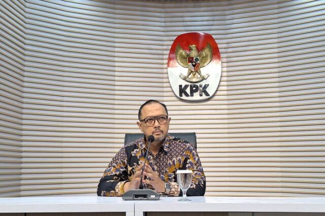 Juru Bicara Komisi Pemberantasan Korupsi (KPK) Tessa Mahardhika Sugiarto berikan keterangan kepada wartawan di Gedung Merah Putih KPK, Jakarta, Selasa (4/2/2025).