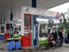 BBM Turun Harga di Awal Tahun, Ini Daftar Terbarunya Ilustrasi- pemotor mengisi BBM di Pom Bensin.