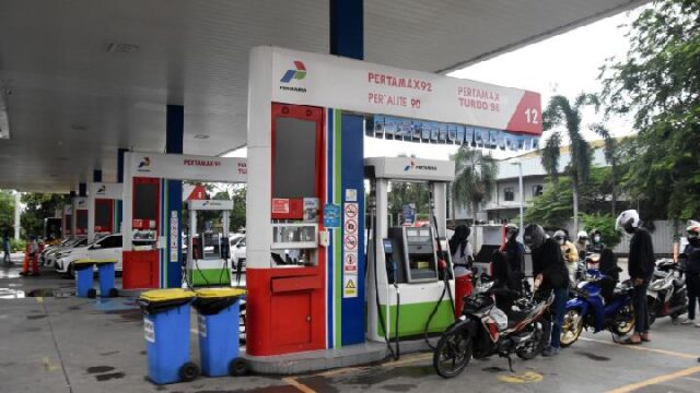 Ilustrasi- pemotor mengisi BBM di Pom Bensin.
