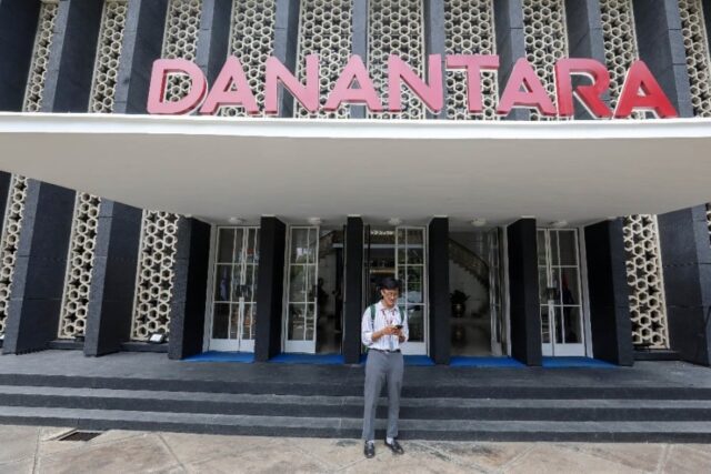 karyawan keluar dari Gedung Badan Pengelola Investasi Daya Anagata Nusantara (BPI Danantara) di Jakarta