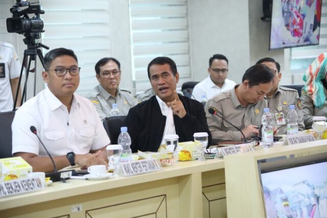 Menteri Pertanian (Mentan) Andi Amran Sulaiman (tengah), Wakil Menteri Pertanian Sudaryono (kiri), dan jajaran Kementan saat rapat kerja bersama Komite II DPD RI di Gedung DPD RI Jakarta, Senin (10/2/2025).
