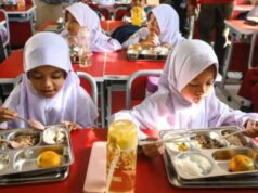 Penerima Manfaat MBG Capai 61,99 Juta Orang Per 12 Mei 2026 Ilustrasi - Para siswi sedang menikmati Makan Bergizi Gratis (MBG).