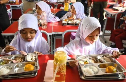 Penerima Manfaat MBG Capai 61,99 Juta Orang Per 12 Mei 2026 Ilustrasi - Para siswi sedang menikmati Makan Bergizi Gratis (MBG).
