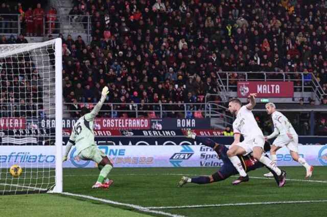 Pemain Bologna Ndoye mencetak gol penentu kemenangan atas AC Milan saat pertandingan tunda pekan kesembilan Serie A 2024-2025 di Stadion Renato Dall'Ara, Jumat (28/2/2025). Bologna menang 2-1.