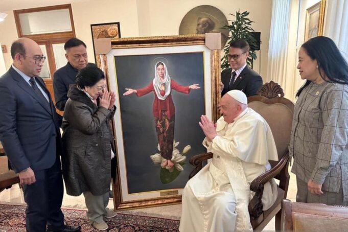 Presiden Kelima RI Megawati Soekarnoputri saat bertemu Pemimpin Umat Katolik Dunia Paus Fransiskus di Casa Santa Marta, Vatikan, Roma, Italia, Jumat (7/2/2025).
