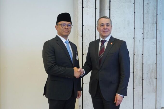 Menteri Luar Negeri RI Sugiono bersama Ketua Departemen Luar Negeri Swiss Ignazio Cassis dalam pertemuan bilateral di sela-sela Pertemuan Segmen Tingkat Tinggi Sesi ke-58 Dewan HAM PBB di Jenewa, Swiss, Senin (24/2/2025).