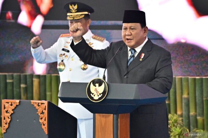Presiden Prabowo Subianto (kanan) didampingi Mendagri Tito Karnavian menyampaikan pengarahan dalam upacara pelantikan kepala daerah terpilih di kompleks Istana Kepresidenan, Jakarta, Kamis (20/2/2025). Presiden Prabowo Subianto melantik 961 kepala daerah yang terdiri dari 33 gubernur dan 33 wakil gubernur, 363 bupati, 362 wakil bupati, 85 wali kota, dan 85 wakil wali kota dalam upacara tersebut. Presiden Prabowo Subianto (kanan) didampingi Mendagri Tito Karnavian menyampaikan pengarahan dalam upacara pelantikan kepala daerah terpilih di kompleks Istana Kepresidenan, Jakarta, Kamis (20/2/2025). Presiden Prabowo Subianto melantik 961 kepala daerah yang terdiri dari 33 gubernur dan 33 wakil gubernur, 363 bupati, 362 wakil bupati, 85 wali kota, dan 85 wakil wali kota dalam upacara tersebut.