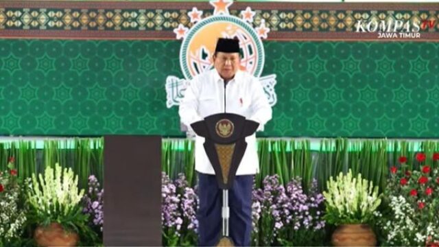 Presiden RI Prabowo Subianto memberikan sambutan pada Kongres XVIII Muslimat Nahdlatul Ulama di Surabaya, Jawa Timur, Senin (10/2/2025).