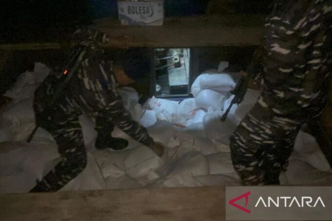 Personel TNI AL sedang melakukan pemeriksaan muatan kapal yang berisi biji timah tanpa izin, Senin 10/2